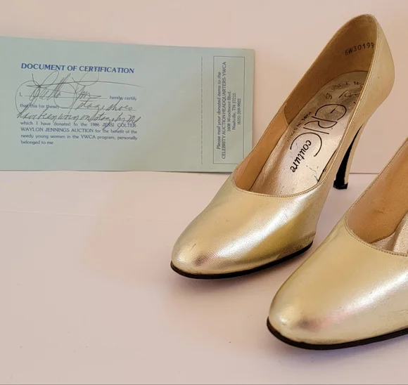 Loretta lynn double signed stage shoes with coa also signed by her. - Picture 4 of 9